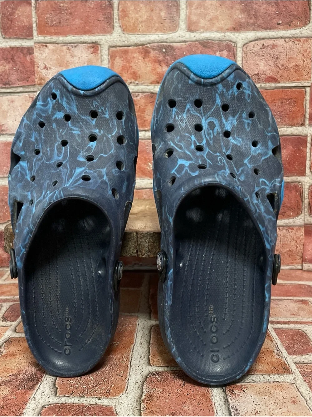 Crocs Men's Swiftwater Graphic Clogs in a blue and navy marble pattern Size 8.